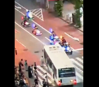 ながらスマホでバスと衝突の瞬間の動画・渋谷のスクランブル交差点！6月6日！